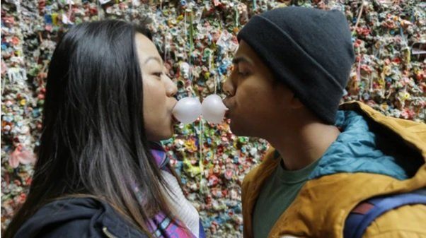 Por qué caminar masticando chicle es una técnica eficaz para bajar de peso