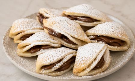 La cuenta @estamosalhorno propone estas empanadas hojaldradas como una solución rápida para el postre. La cuenta @estamosalhorno propone estas empanadas hojaldradas como una solución rápida para el postre.