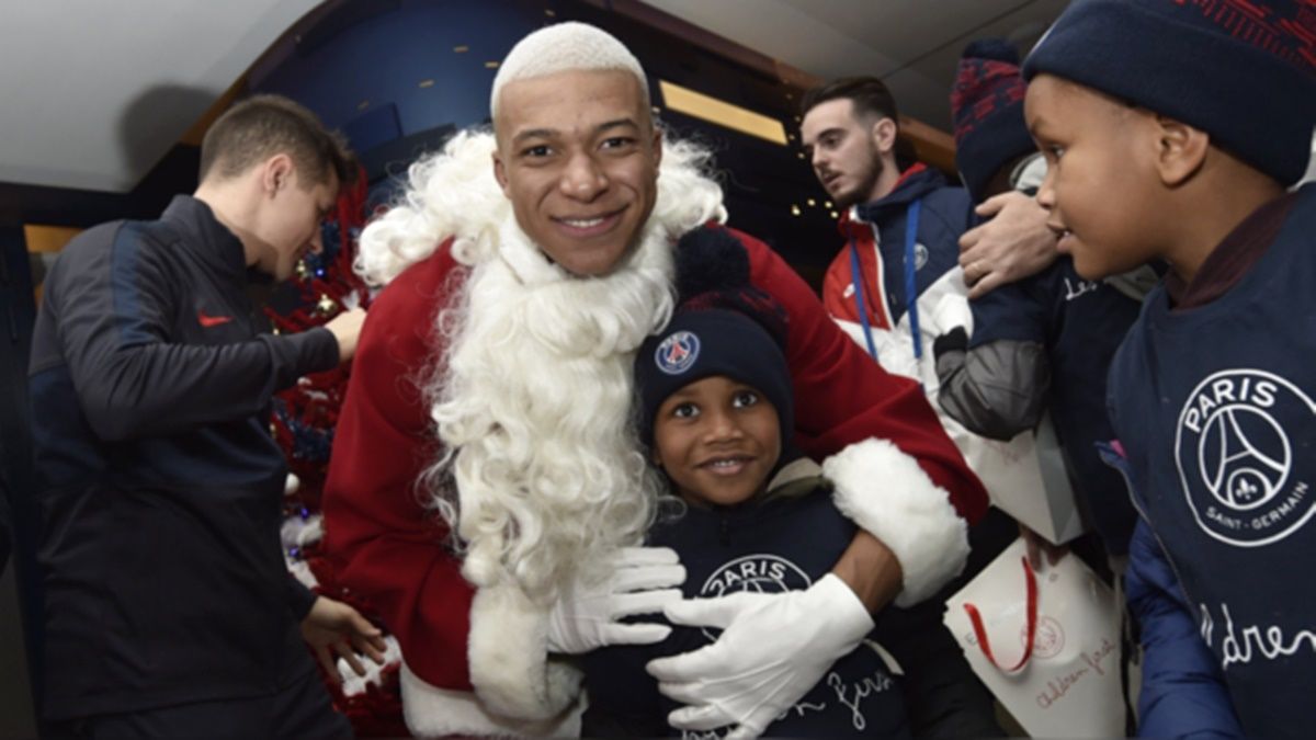 Mbappé se disfrazó de Papá Noel y sorprendió a los niños de la fundación del PSG