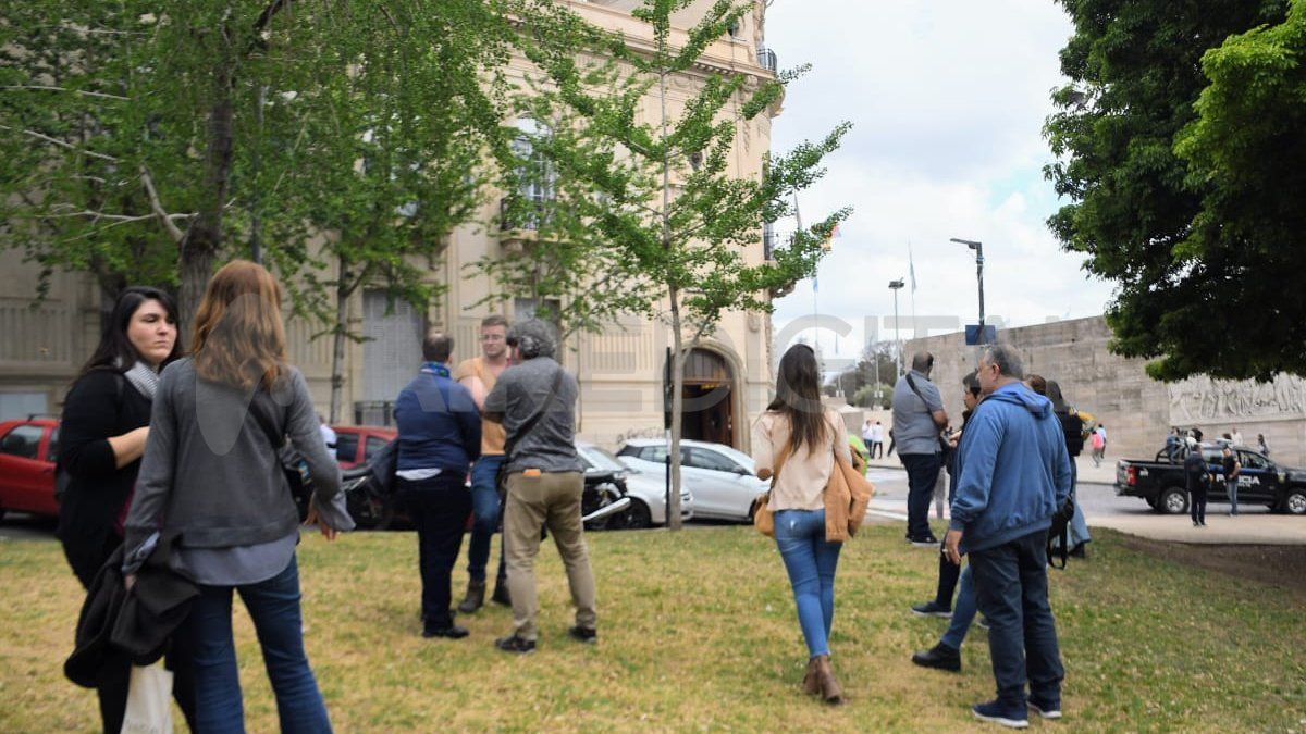 Los edificios fueron desalojados tras las amenazas. 