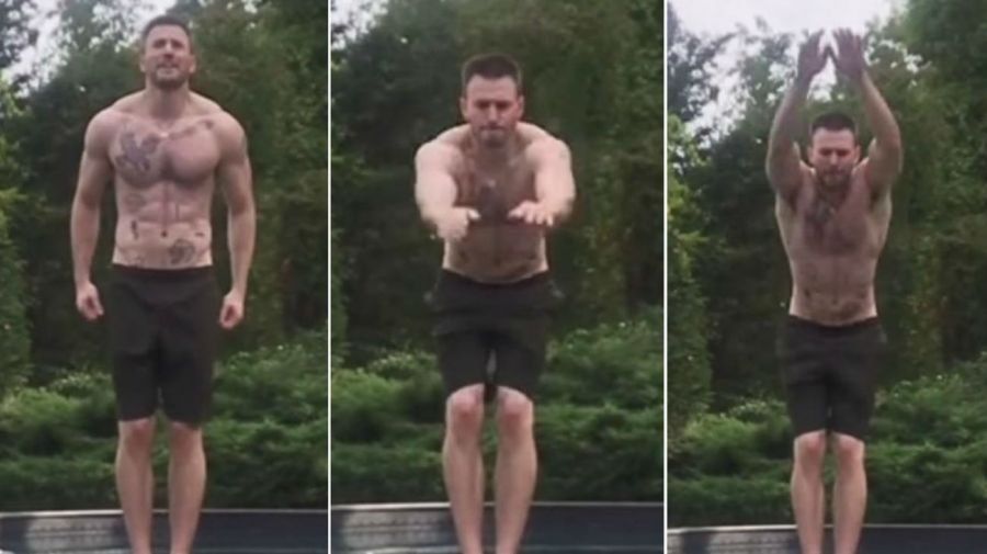 EL ACTOR SORPRENDIÓ CON UNA INUSUAL CANTIDAD DE TATUAJES EN EL PECHO.