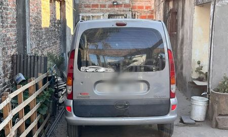 Barrio Pompeya: una camioneta fue baleada en la madrugada Barrio Pompeya: una camioneta fue baleada en la madrugada