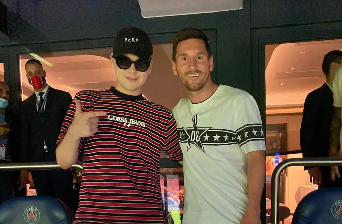 Lionel Messi y Bizarrap posando juntos.