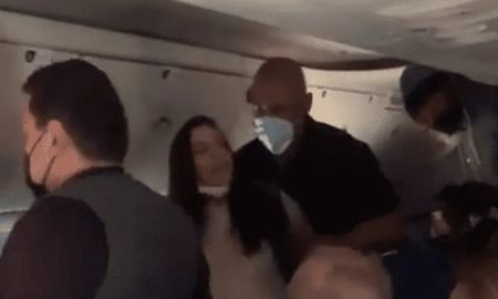 Áspera discusión por el uso de barbijos en un avión terminó en cachetazos y escupitajos en pleno vuelo: Maldito, pedazo de m... Áspera discusión por el uso de barbijos en un avión terminó en cachetazos y escupitajos en pleno vuelo: Maldito, pedazo de m...
