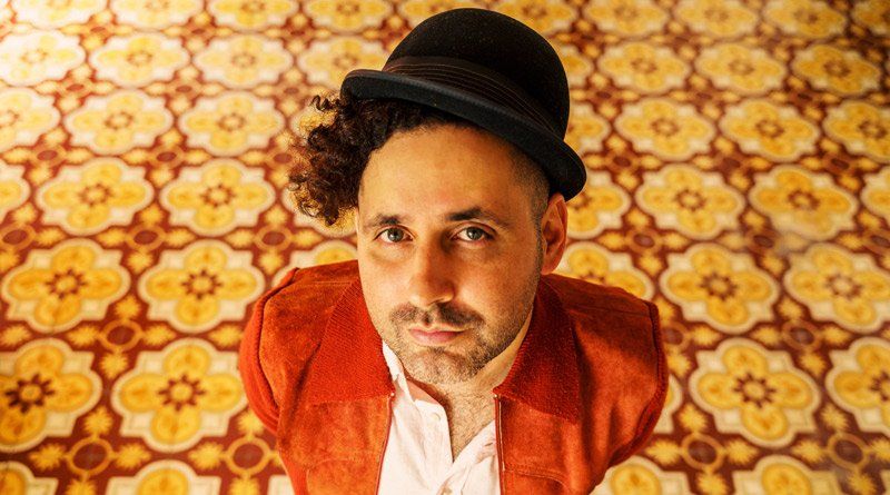 Eduardo Cabra feliz tras lanzamiento de su disco en solitario.