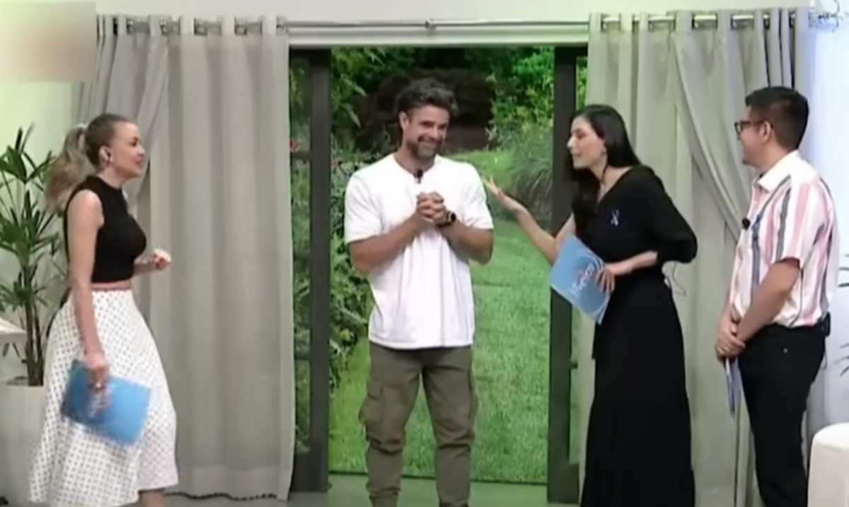 Dora Ceria tocó con su dedo índice a Luciano Castro. Dora Ceria tocó con su dedo índice a Luciano Castro.