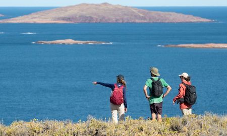 La diferencia de cinco metros verticales en la marea obliga a las anémonas y pequeños peces a refugiarse en pozas de agua temporales hasta que el mar regresa a cubrir la costa. La diferencia de cinco metros verticales en la marea obliga a las anémonas y pequeños peces a refugiarse en pozas de agua temporales hasta que el mar regresa a cubrir la costa.
