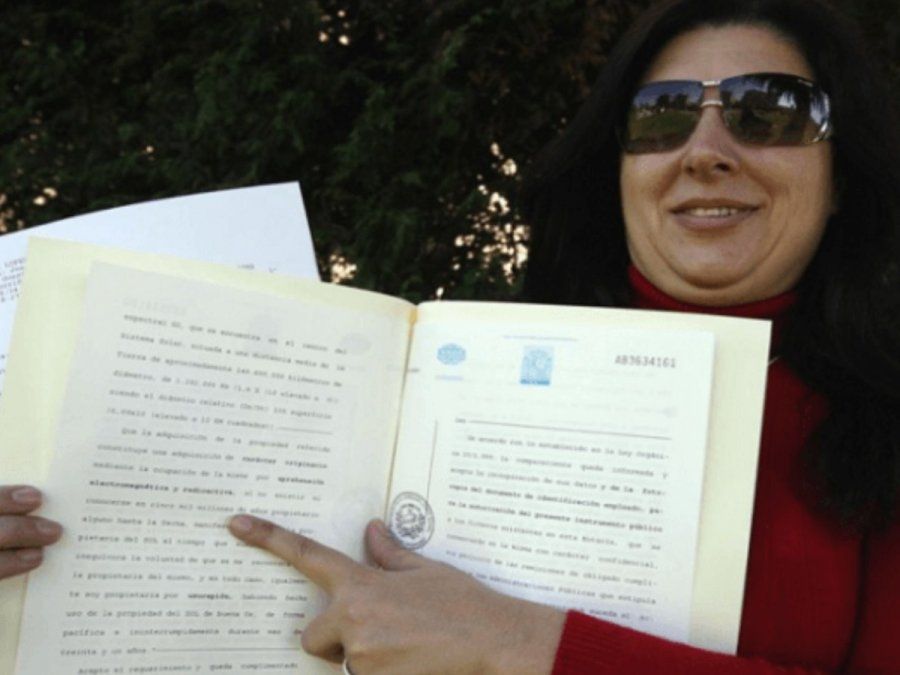 Una mujer afirma ser la dueña del Sol y quiere cobrarle a la humanidad por su uso