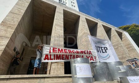 Agrupaciones sociales reclamaron con una protesta en la Municipalidad de Santa Fe la declaración de la emergencia alimentaria. Agrupaciones sociales reclamaron con una protesta en la Municipalidad de Santa Fe la declaración de la emergencia alimentaria.