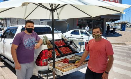 Dos integrantes de la banda de cumbia santafesina Los Bam Band salieron a vender frutas y verduras para sostenerse en el duro momento de la pandemia. Dos integrantes de la banda de cumbia santafesina Los Bam Band salieron a vender frutas y verduras para sostenerse en el duro momento de la pandemia.