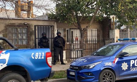 La mañana del lunes, en el norte de la ciudad de Santa Fe, comenzó con varios allanamientos en inmediaciones de Av. Gorriti y 1° de Mayo. La mañana del lunes, en el norte de la ciudad de Santa Fe, comenzó con varios allanamientos en inmediaciones de Av. Gorriti y 1° de Mayo.