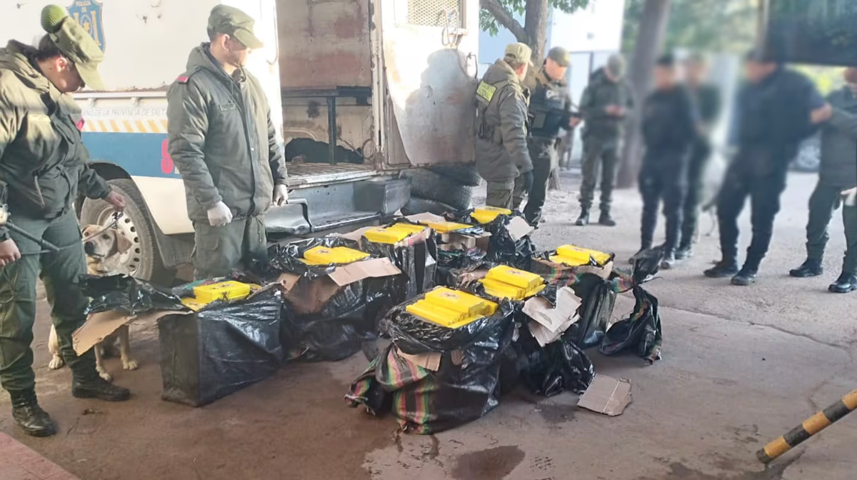 Gendarmería detuvo a tres policías salteños con 420 kilos de cocaína. Gendarmería detuvo a tres policías salteños con 420 kilos de cocaína.