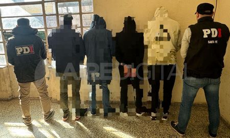 La entradera fue perpetrada por una banda que ingresó por el edificio lindante al domicilio. La entradera fue perpetrada por una banda que ingresó por el edificio lindante al domicilio.