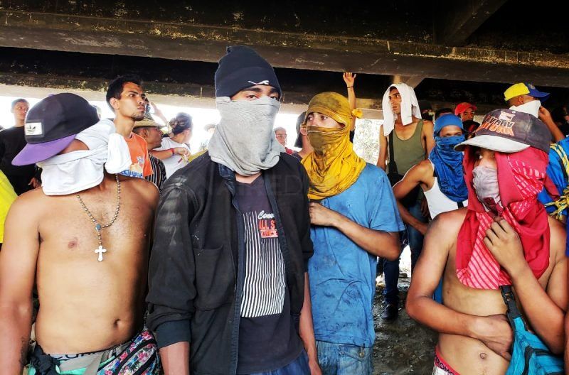 Corridas, tiros y máxima tensión en la frontera entre Venezuela y Colombia