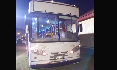 Los efectivos divisaron dos colectivos con una gran cantidad de personas, donde iban más de 160 pasajeros. Los efectivos divisaron dos colectivos con una gran cantidad de personas, donde iban más de 160 pasajeros.