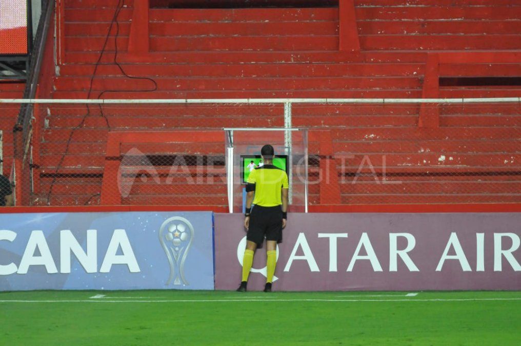Jhon Ospina revisa el VAR y toma la decisión de expulsar a Mauro Luna Diale de Unión.