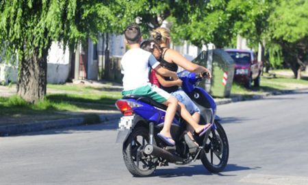 Niños en motos, una imagen frecuente en la ciudad de Santa Fe y potencialmente peligrosa. Niños en motos, una imagen frecuente en la ciudad de Santa Fe y potencialmente peligrosa.