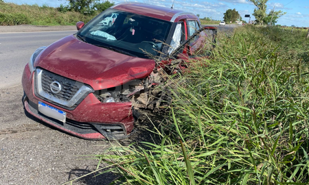 Así quedó uno de los vehículos que chocó frente a otro, en la Ruta 11. El accidente no dejó heridos de gravedad. Así quedó uno de los vehículos que chocó frente a otro, en la Ruta 11. El accidente no dejó heridos de gravedad.