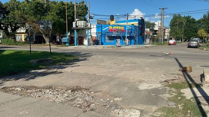 Reclamo de vecinos en barrio Guadalupe: piden intervención en un cráter y advierten por peligros para conductores