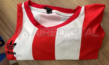 El santafesino Agustín Torres del Sel logró que Tamim bin Hamad Al Thani firmara una camiseta de Unión. El santafesino Agustín Torres del Sel logró que Tamim bin Hamad Al Thani firmara una camiseta de Unión.