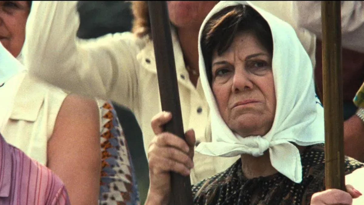 Escena emblemática de "La Historia Oficial", película argentina basada en la dictadura cívico militar de 1976. Escena emblemática de "La Historia Oficial", película argentina basada en la dictadura cívico militar de 1976.