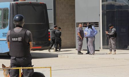 El gobierno provincial, a través del Ministerio de Seguridad, y con colaboración de la policía de la provincia, continúa trasladando presos a la nueva alcaidía del Penal de Las Flores. El gobierno provincial, a través del Ministerio de Seguridad, y con colaboración de la policía de la provincia, continúa trasladando presos a la nueva alcaidía del Penal de Las Flores.