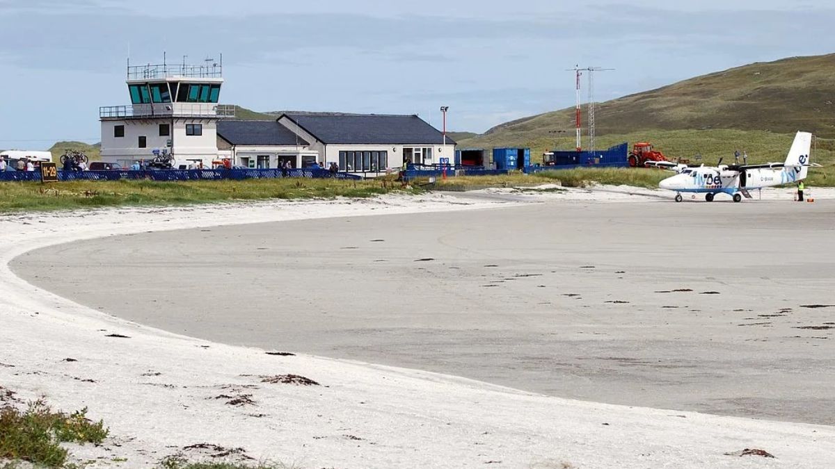 La terminal de Barra no es muy distinta de cualquier aeródromo pequeño, ya que cuenta con una sala para arribos y embarques, un par de dependencias de servicio, una torre de control y un bar. También hay dos autobombas de los servicios de emergencias y una cisterna para reabastecer de combustible a los aviones. La terminal de Barra no es muy distinta de cualquier aeródromo pequeño, ya que cuenta con una sala para arribos y embarques, un par de dependencias de servicio, una torre de control y un bar. También hay dos autobombas de los servicios de emergencias y una cisterna para reabastecer de combustible a los aviones.