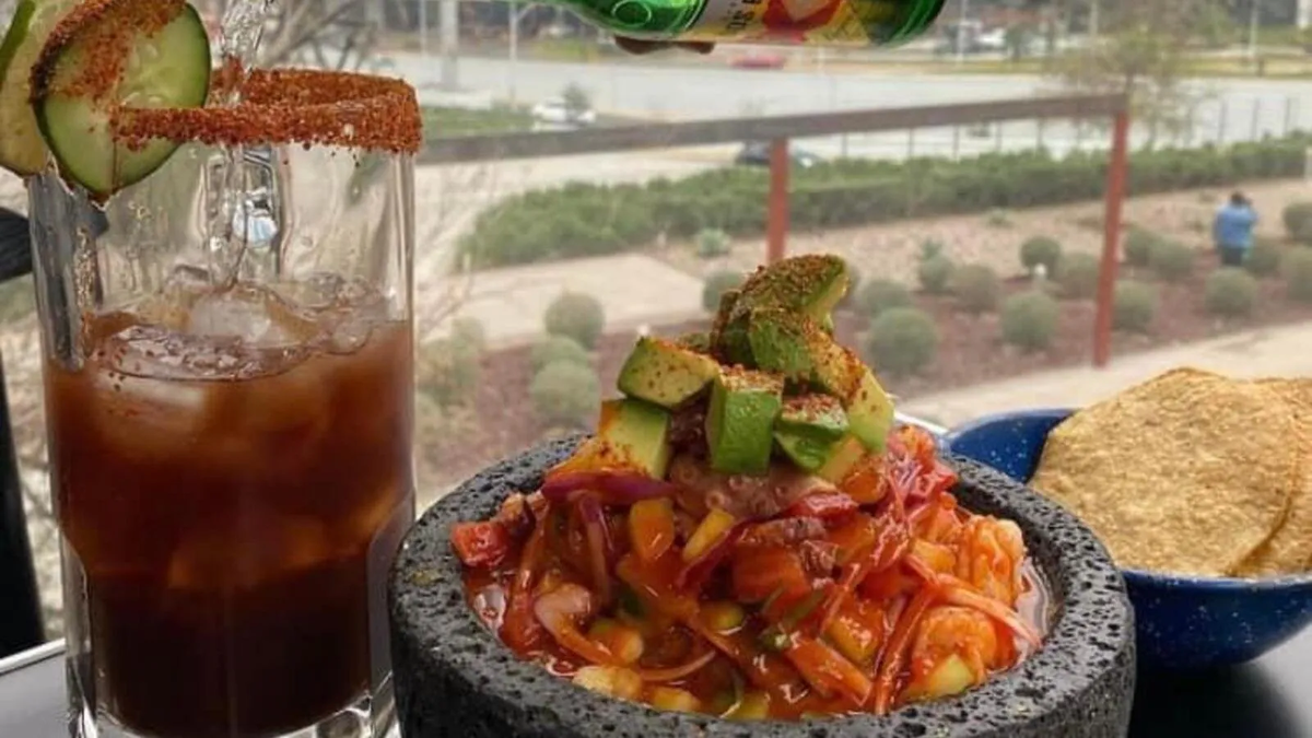 Fue a comer a un restaurante con su pareja