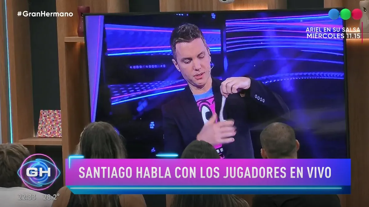 Santiago del Moro explicó a los participantes cómo usar un preservativo para el cuidado en la vida sexual.