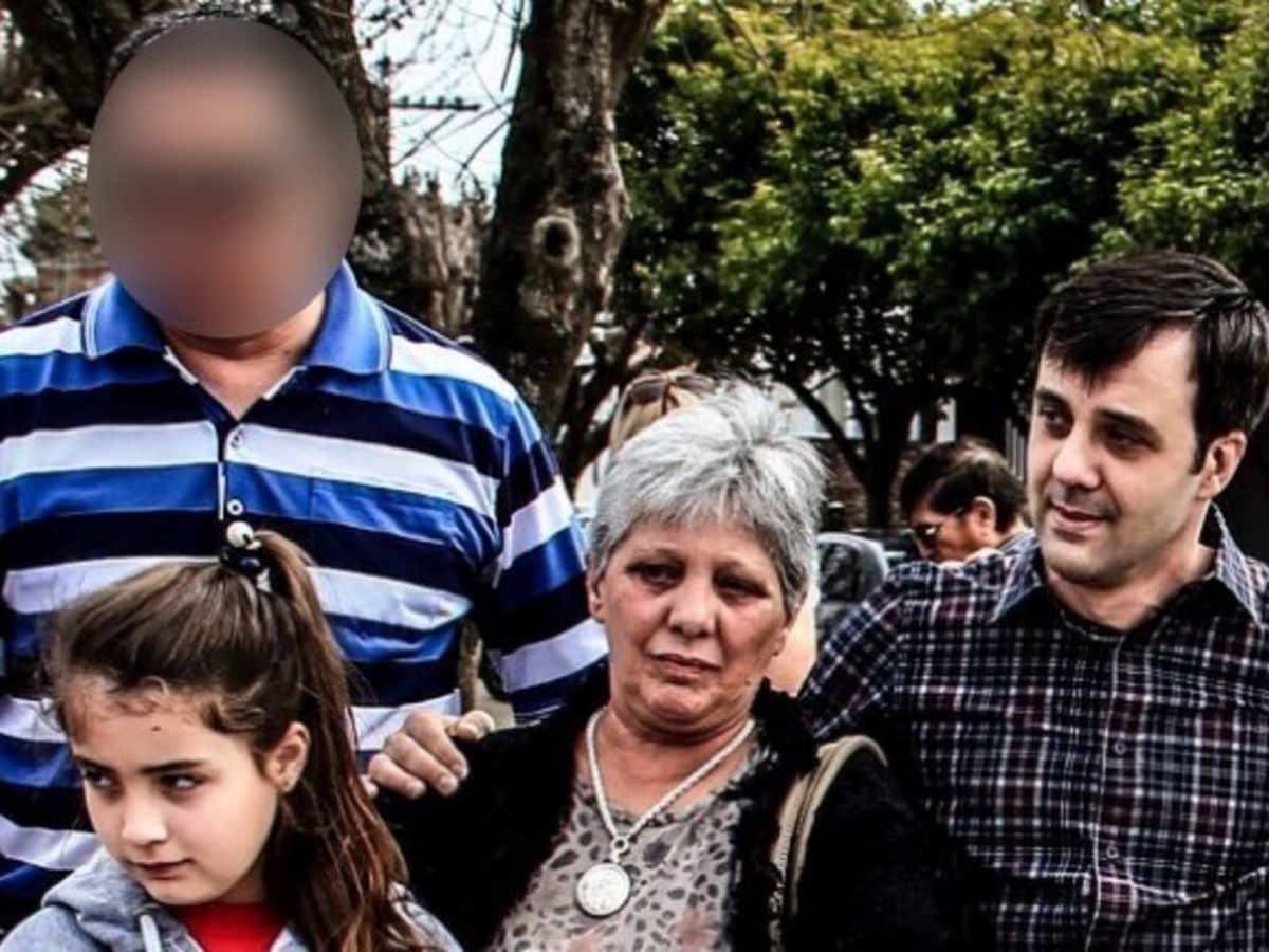Grottini junto a su familia, sus supuestas tres víctimas. Grottini junto a su familia, sus supuestas tres víctimas.