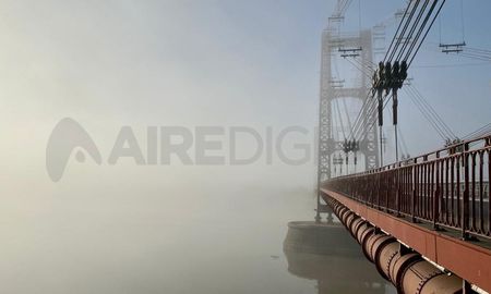 Alicia Valdivieso, oyente de AIRE, compartió una impactante imagen de la jornada de niebla en la Laguna Setúbal a la altura del Puente Colgante. Alicia Valdivieso, oyente de AIRE, compartió una impactante imagen de la jornada de niebla en la Laguna Setúbal a la altura del Puente Colgante.