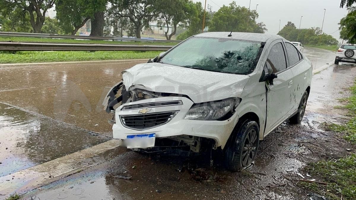 El auto Chevrolet Prisma presenta importantes daños en el lateral derecho. El auto Chevrolet Prisma presenta importantes daños en el lateral derecho.