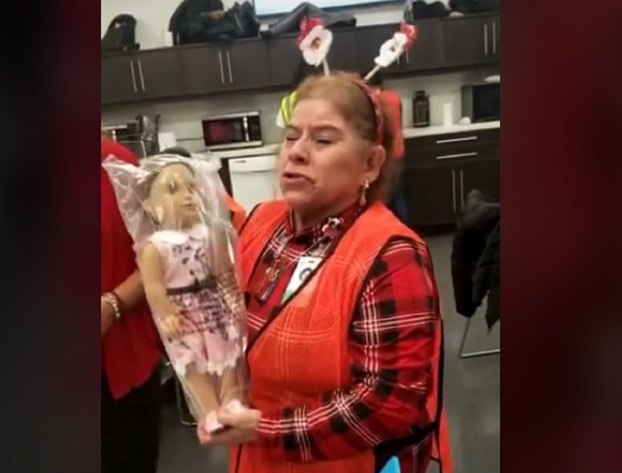 Una señora rompió en llanto tras recibir una muñeca de regalo: Nunca en mi vida tuve una.