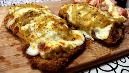 Milanesas a la fugazzeta: la receta fácil con mucho queso y cebolla para lucirse en casa
