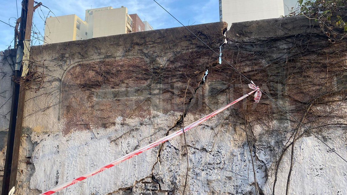 Así es la rajadura en uno de los muros del terreno abandonado.