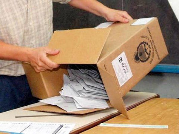 El santafesino José Bonacci pasó de ser el titular de sellos electorales, a comprarse la imprenta para imprimir millones de votos con fondos públicos. El santafesino José Bonacci pasó de ser el titular de sellos electorales, a comprarse la imprenta para imprimir millones de votos con fondos públicos.