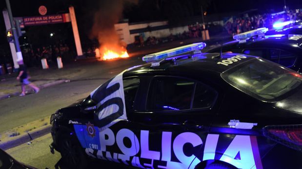 Patrulleros y efectivos en la zona de la Jefatura rosarina, mientras el gobierno asegura niveles “aceptables” de operatividad y sostiene el diálogo.
