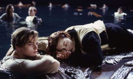 Como sabrán aquellos que han visto al ganador del Oscar de James Cameron en 1997, la versión real de Titanic comienza y termina con una versión anciana del personaje de Kate Winslet, Rose (Gloria Stuart), a bordo de un barco de búsqueda de tesoros para encontrar un collar con un diamante raro. Como sabrán aquellos que han visto al ganador del Oscar de James Cameron en 1997, la versión real de Titanic comienza y termina con una versión anciana del personaje de Kate Winslet, Rose (Gloria Stuart), a bordo de un barco de búsqueda de tesoros para encontrar un collar con un diamante raro.