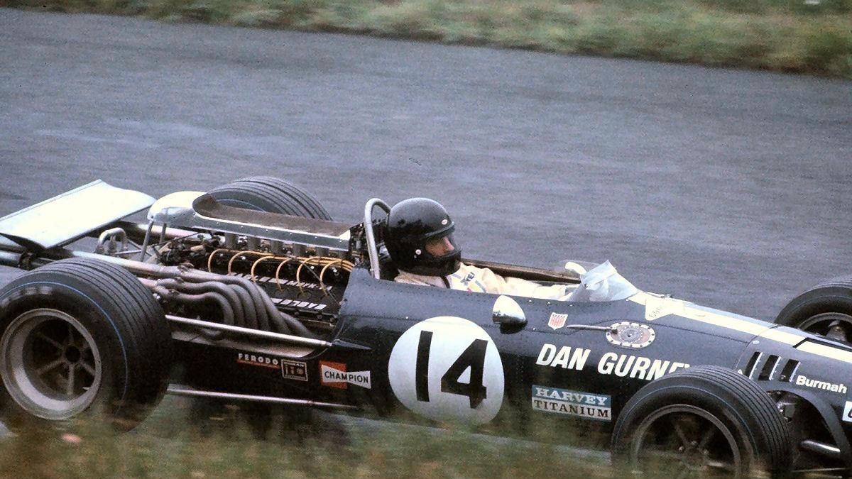 Dan Gurney fue el primer piloto que usó un casco integral.