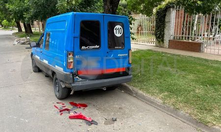 Un motociclista chocó de atrás a un utilitario. Un motociclista chocó de atrás a un utilitario.