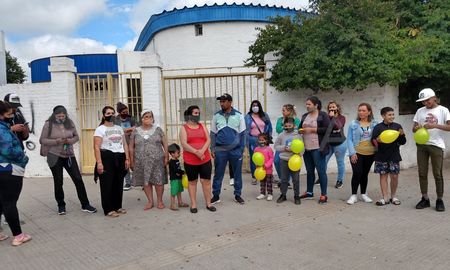 Un grupo de padres volvió a movilizarse al jardín en el que se denunciaron cuatro casos de abuso sexual. Un grupo de padres volvió a movilizarse al jardín en el que se denunciaron cuatro casos de abuso sexual.