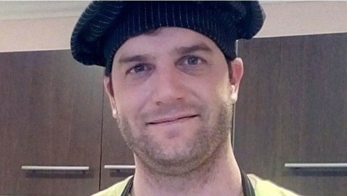 Se qued&oacute; sin trabajo y tuvo que reinventarse a la fuerza: hoy amasa pastas en el living de su casa.