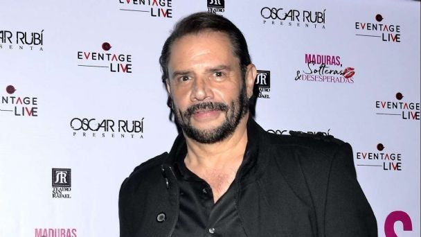 Tiene dos hijas, Daniela y Alexa Parra.