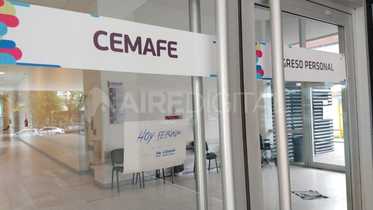 El cartel colocado en la puerta de ingreso al Centro de Especialidades Médicas que advierte que hoy no hay atención