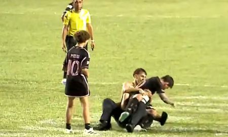 Lionel Messi casi se lesiona por un hincha. Lionel Messi casi se lesiona por un hincha.