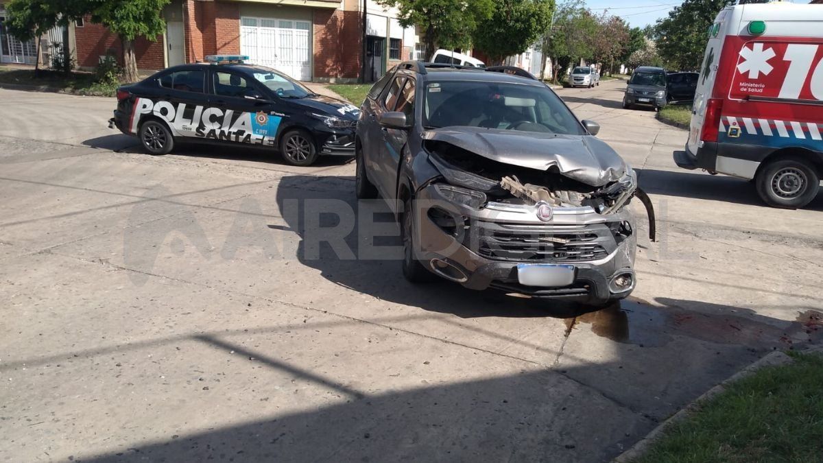 Así quedó uno de los dos vehículos involucrados en el accidente en horas de la siesta en barrio Los Hornos.