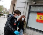 Una bandera de España que dice: Animo España, juntos lo conseguiremos. España exhibe muestras de aliento en todas sus calles. Una bandera de España que dice: Animo España, juntos lo conseguiremos. España exhibe muestras de aliento en todas sus calles.