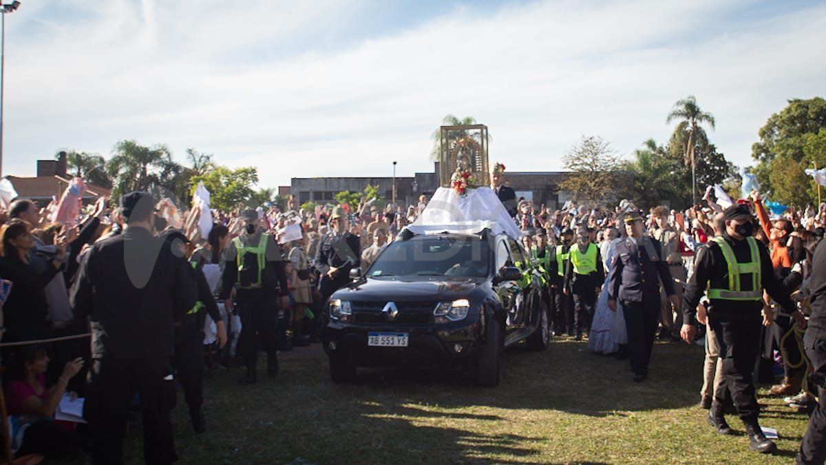 La Virgen acompañó la procesión de la siesta y la misa central.