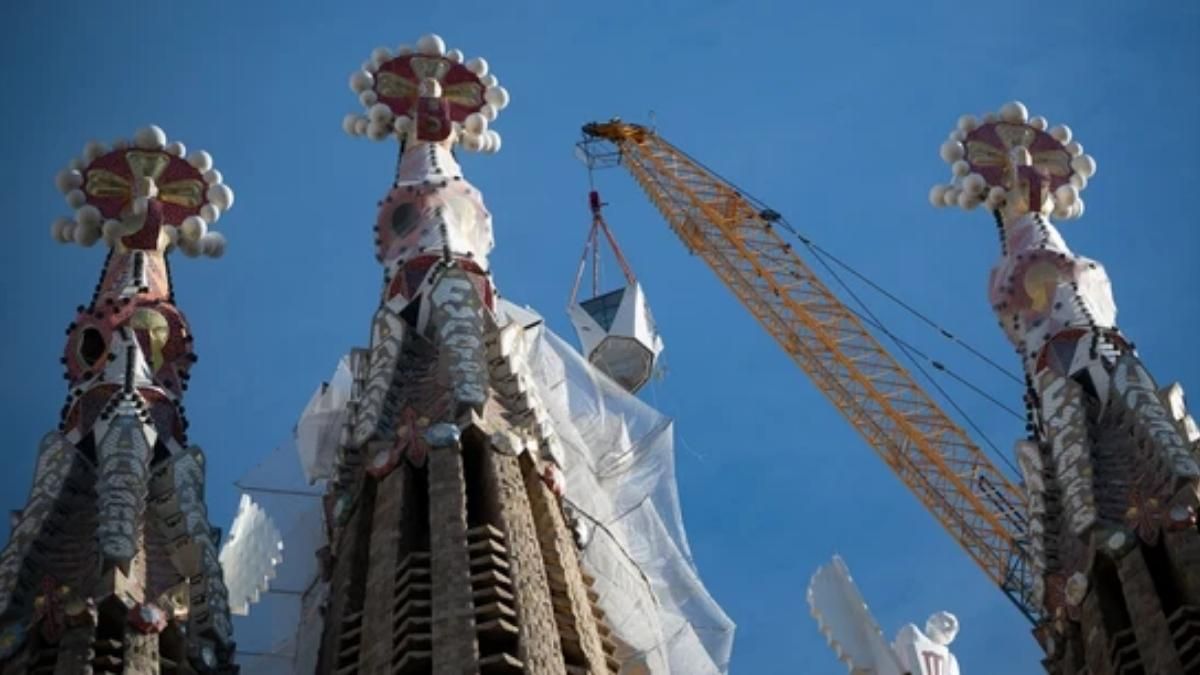 Trabajadores y gr&uacute;as de alta precisi&oacute;n culminan la torre de Jesucristo, consolidando a la Sagrada Familia como la estructura eclesi&aacute;stica m&aacute;s alta del mundo.