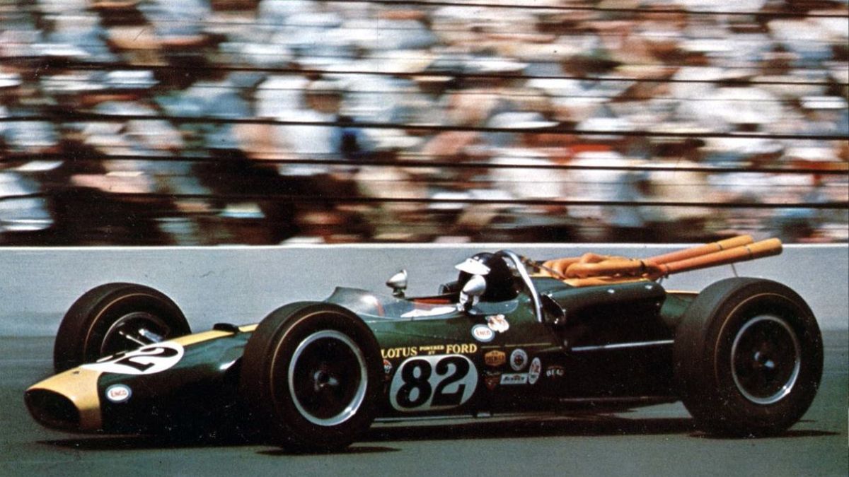 El lunes 31 de mayo de 1965 se disputó la 49° edición de las legendarias 500 Millas de Indianápolis y, con su Lotus 38-Ford N° 82, Clark se adjudicó la carrera tras liderar 190 de las 200 vueltas. Esta fue la primera vez que ganó un auto con motor trasero, y Clark se convirtió en el primer europeo, con un auto no estadounidense, en triunfar en Indianápolis desde 1916. A la fecha, es el único piloto de la historia que, en el mismo año, ganó las 500 millas de Indianápolis y el Mundial de Fórmula 1. El lunes 31 de mayo de 1965 se disputó la 49° edición de las legendarias 500 Millas de Indianápolis y, con su Lotus 38-Ford N° 82, Clark se adjudicó la carrera tras liderar 190 de las 200 vueltas. Esta fue la primera vez que ganó un auto con motor trasero, y Clark se convirtió en el primer europeo, con un auto no estadounidense, en triunfar en Indianápolis desde 1916. A la fecha, es el único piloto de la historia que, en el mismo año, ganó las 500 millas de Indianápolis y el Mundial de Fórmula 1.